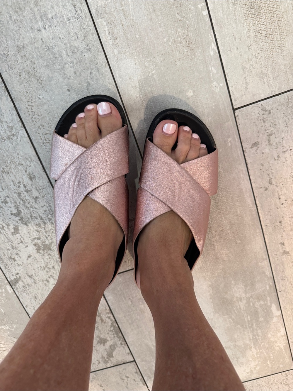 Metallic pink Aerosole slides